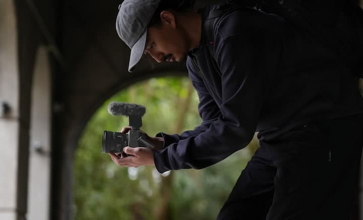 Ống kính Sony FE 16mm f/1.8 G được trang bị nút giữ tiêu cự, công tắc AF/MF và vòng khẩu độ vật lý