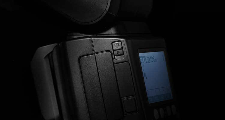 Godox V1 Pro có thể dễ dàng chuyển đổi TTL và chế độ thủ công (M) chỉ với một cú click