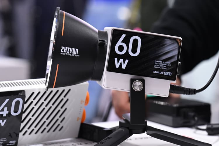 Đèn Zhiyun MOLUS G60 có thiết kế gọn nhẹ