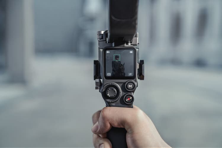 DJI RS 3 Pro tích hợp màn hình cảm ứng màu oled lớn