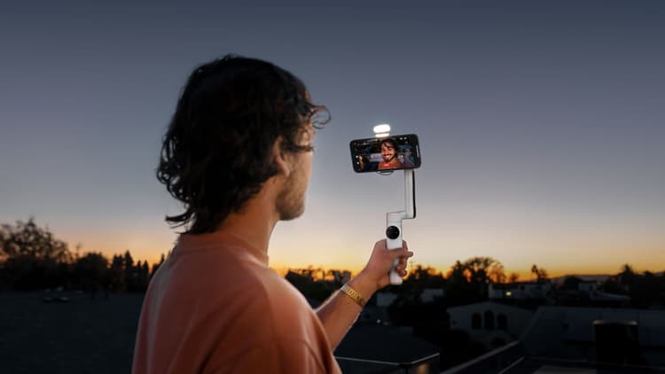 Insta360 Flow được trang bị đèn LED mini với 9 mức độ sáng