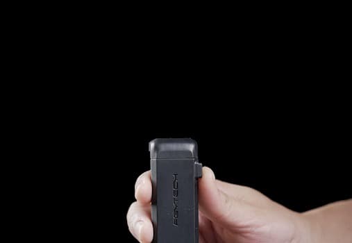 Phụ kiện giá đỡ điện thoại Versatile Smartphone Holder có thiết kế dễ sử dụng