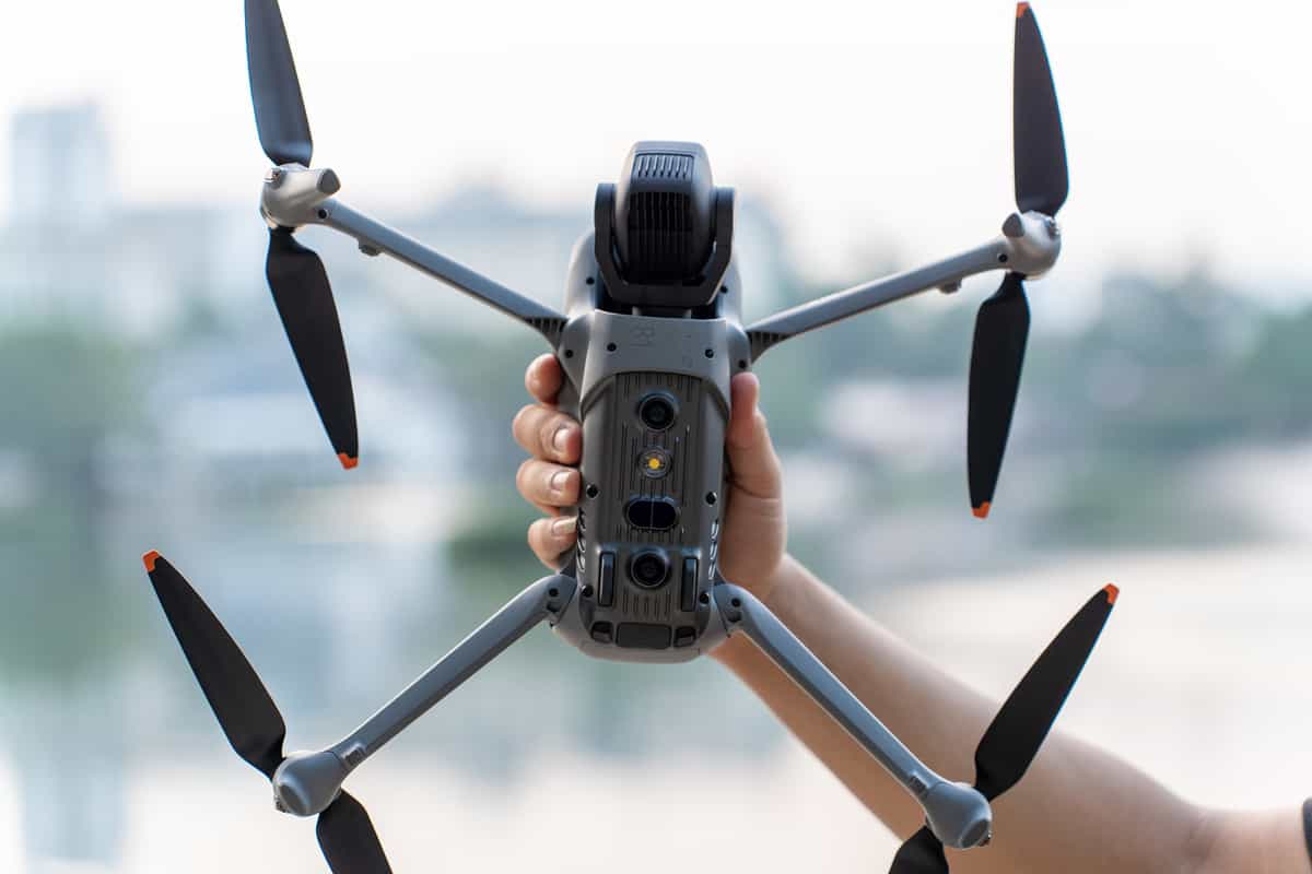 DJI Air 3S cũng được trang bị hệ thống cảm biến 6 mắt cá tương tự ở các phía, gồm: trước, sau, trái, phải, trên và dưới