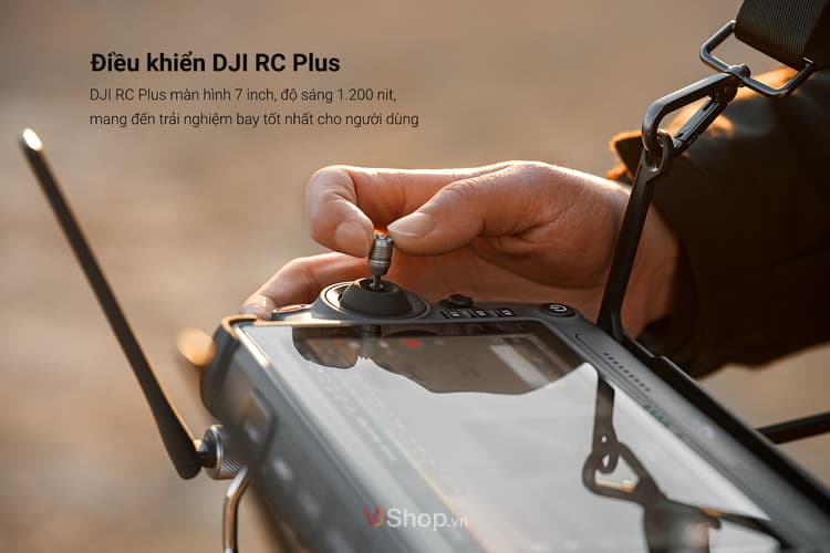 Flycam DJI Inspire 3 đi kèm với bộ điều khiển từ xa chuyên nghiệp DJI RC Plus