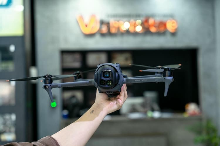 Mavic 4 Pro có khả năng phát hiện chướng ngại vật như toà nhà cao tầng ngay cả trong môi trường ánh sáng yếu và di chuyển lên trên một cách thông minh