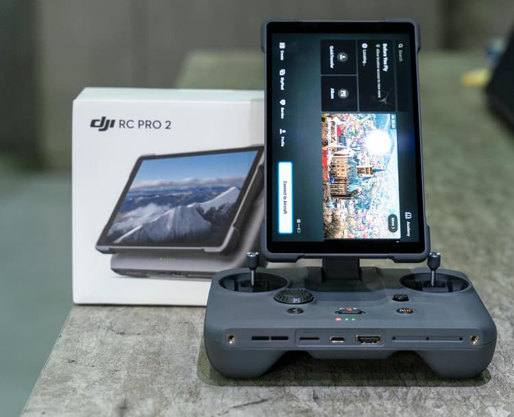 DJI RC Pro 2 sở hữu màn hình có thể xoay ngang dọc