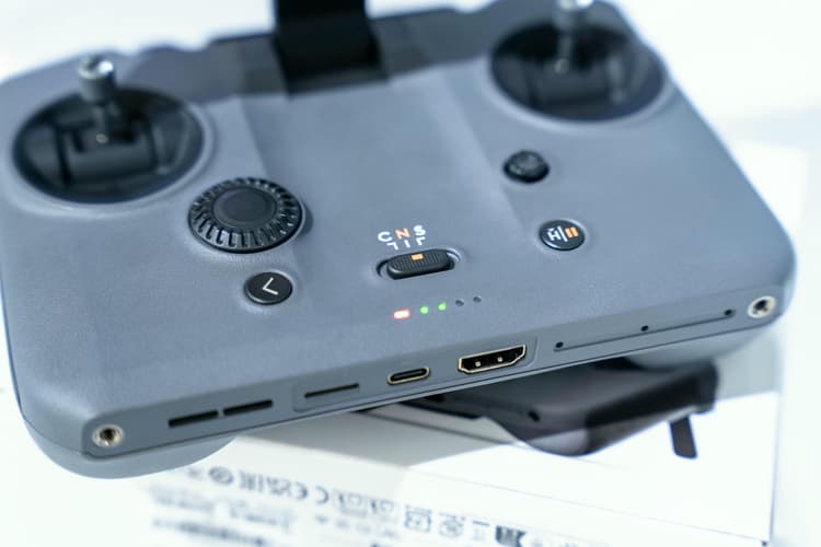 Điều khiển DJI RC Pro 2 còn được tích hợp cổng mic và HDMI
