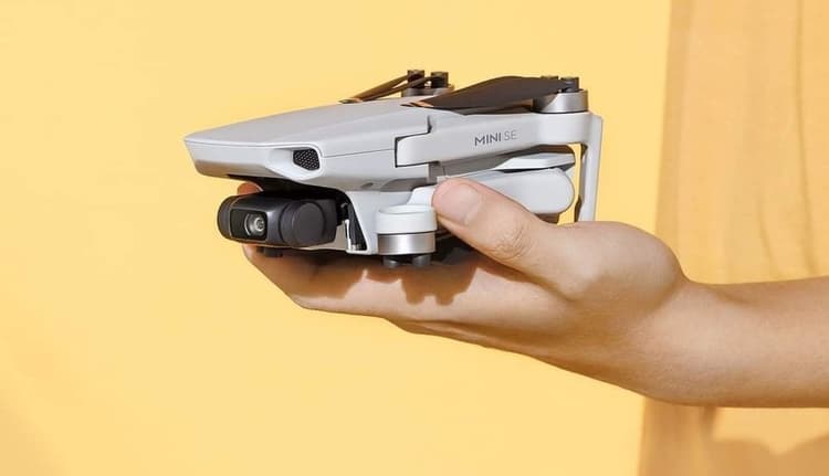 Flycam DJI Mini SE nằm gọn trong lòng bàn tay