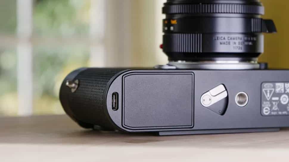 Sạc pin M EV1 thông qua cổng USB-C ở đáy máy