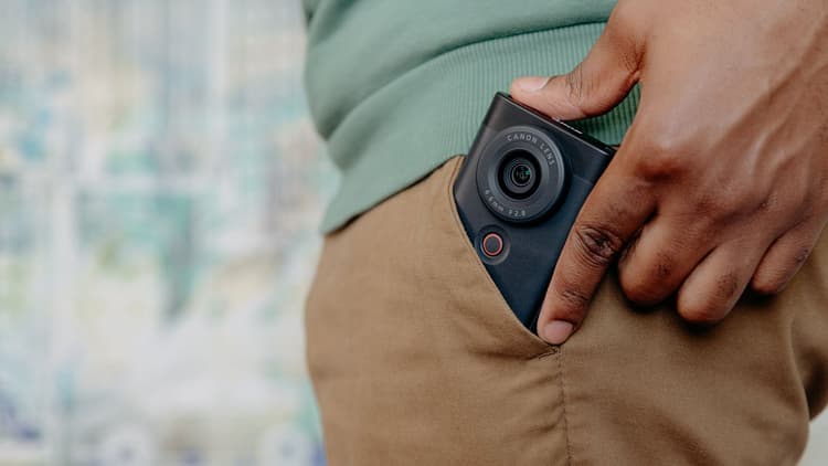 Canon PowerShot V10 sở hữu thiết kế gọn gàng và độc đáo
