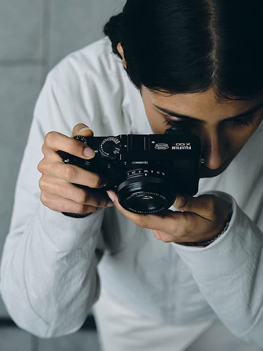 Fujifilm đã tích hợp cả hai loại kính ngắm quang học và điện tử đều được tích hợp vào Kính ngắm lai nâng cao độc đáo (Advanced Hybrid Viewfinder)