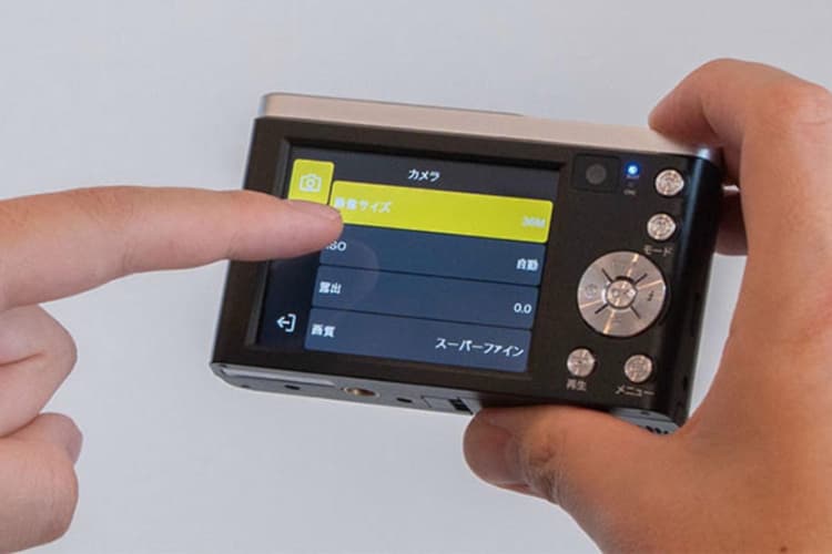 Máy ảnh Kenko KC-ZM08 sở hữu màn hình LCD cảm ứng