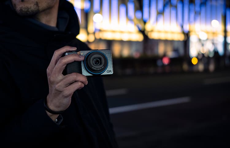 Ricoh GR IIIx sử dụng màn hình LCD 3.0 inc