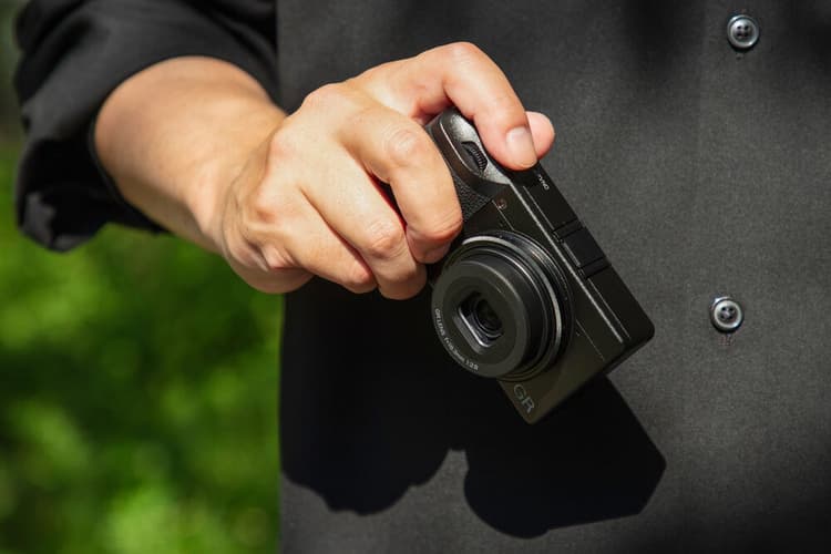 Tích hợp bộ nhớ trong và khe thẻ nhớ Micro SD mới