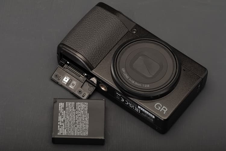 Ricoh GR IV được trang bị pin DB-120 hoàn toàn mới