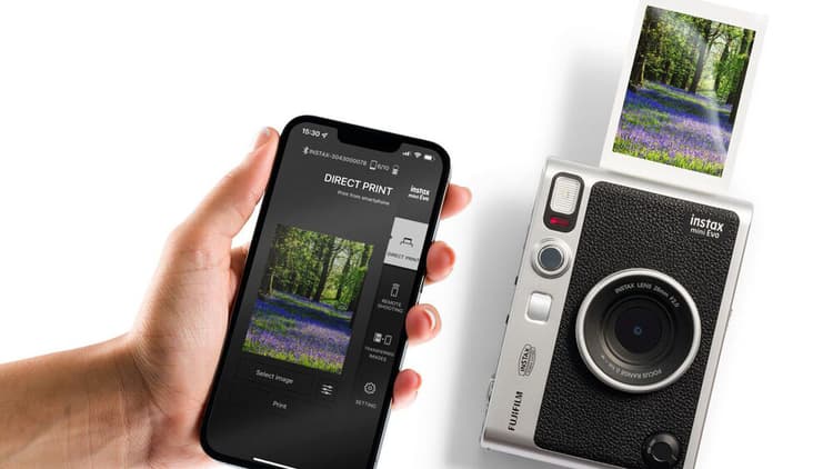 Người dùng có thể điều khiển từ xa chiếc máy ảnh Instax MINI EVO
