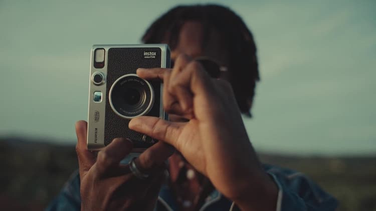 Fujifilm Instax CAMERA MINI EVO trang bị một ống kính cố định có độ dài tiêu cự 28mm