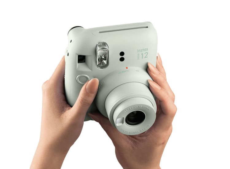 Máy chụp ảnh lấy ngay Instax Mini 12 chỉ cần xoay ống kính để chụp hình