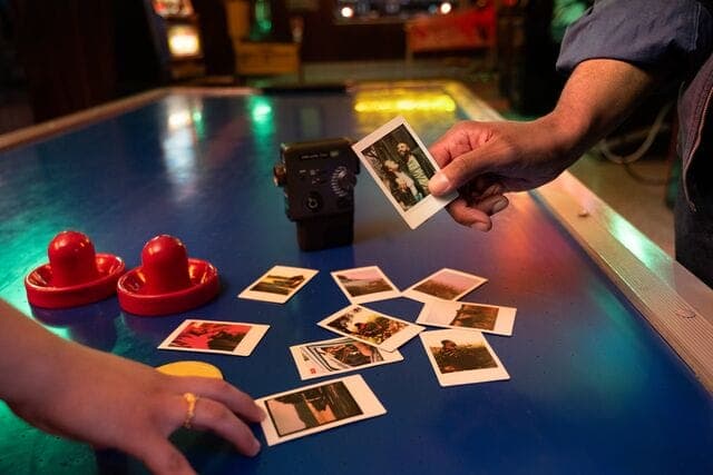 Quay video 15 giây, in ảnh Instax kèm QR phát lại