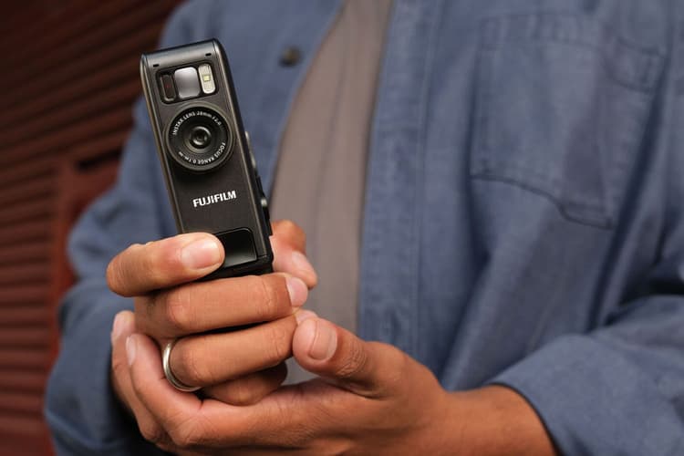 Fujifilm Instax Mini Evo Cinema sở hữu màn hình LCD