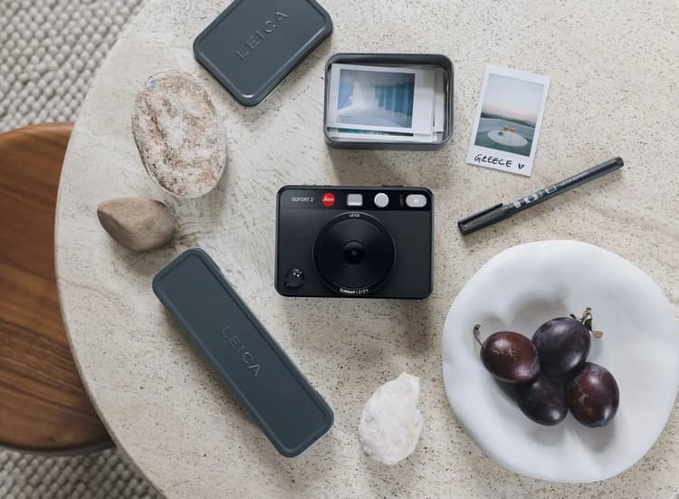 Máy ảnh còn đi kèm với 10 hiệu ứng ống kính và 10 hiệu ứng film
