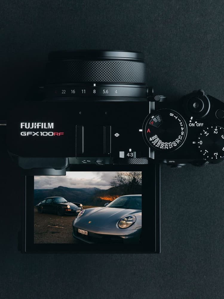 Với màn hình lớn lên đến 3,2", độ phân giải lên đến 2,1 triệu điểm ảnh, Fujifilm GFX100RF mang lại khả năng hiển thị hình ảnh chi tiết rõ ràng