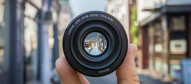 Đi kèm với máy ảnh Canon EOS M200 là ống kính zoom tiêu chuẩn EF-M 15-45mm f/3.5-6.3 IS STM