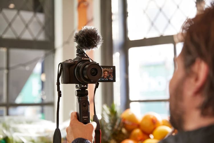 Máy ảnh Canon EOS R50 có khả năng kết nối linh hoạt với cổng USB-C, cổng micro-HDMI và cổng micrô