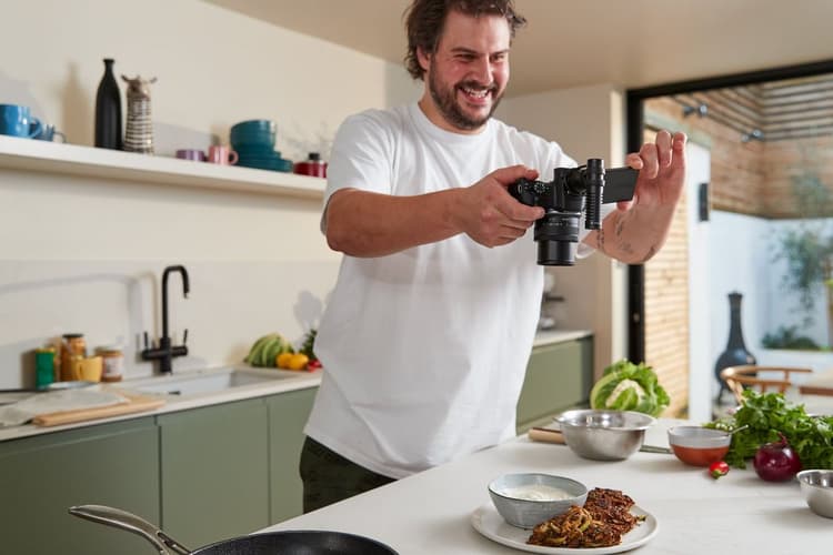 máy ảnh Canon EOS R50 hỗ trợ quá trình sáng tạo nội dung vlog và video