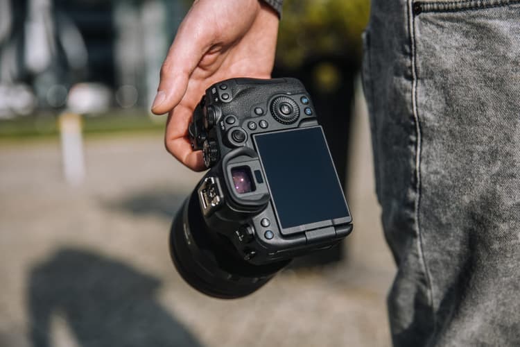 Camera Canon R6 Mark II trang bị kính ngắm điện tử OLED