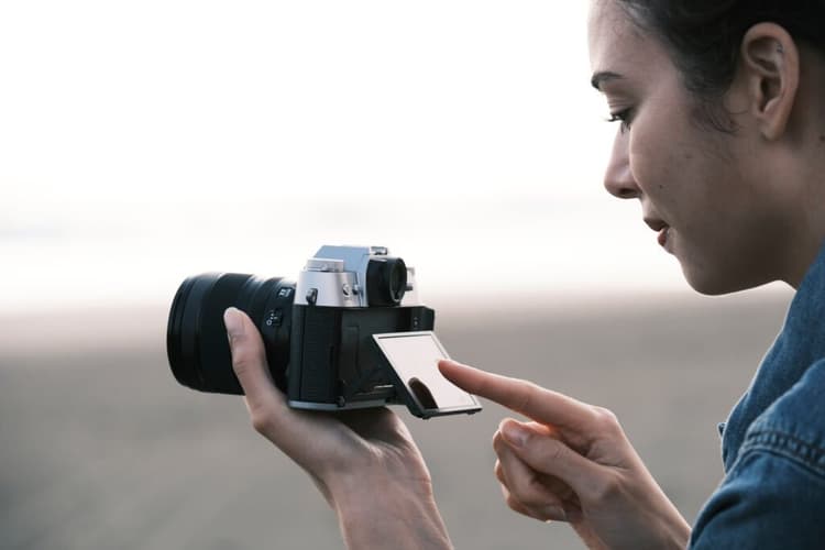 Máy ảnh Fujifilm X-T50 trang bị màn hình cảm ứng LCD