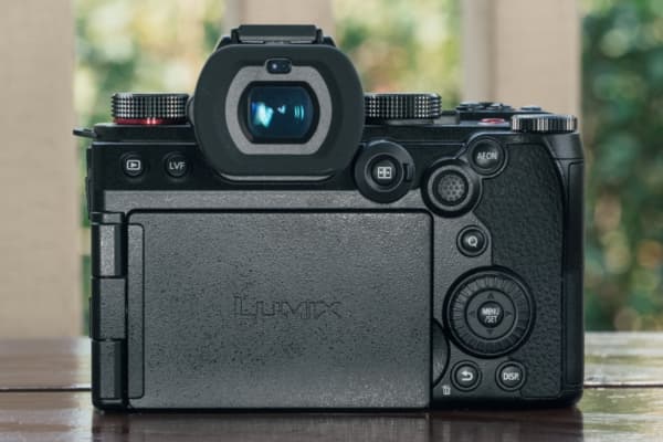 Panasonic Lumix G9 II có kính ngắm EVF OLED 3,68 triệu điểm