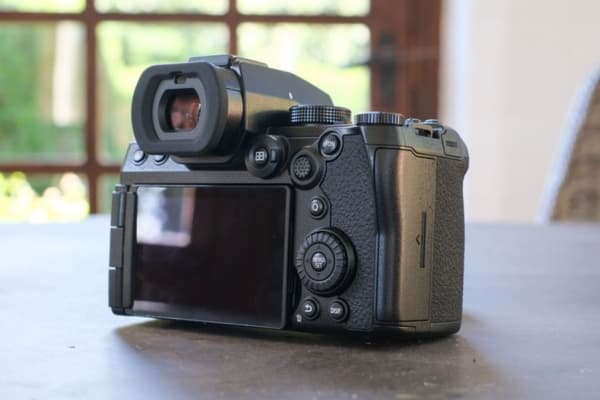 Lumix G9 II có màn hình cảm ứng LCD 3.0 inch