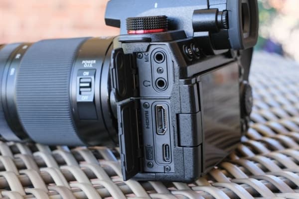 Hệ thống ổ cắm và thẻ nhớ của Lumix G9 II