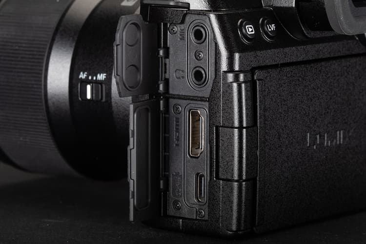 Panasonic Lumix S5 II được trang bị đa dạng cổng kết nối