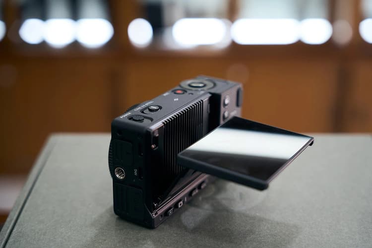 Màn hình LCD lật nghiêng, hỗ trợ tản nhiệt