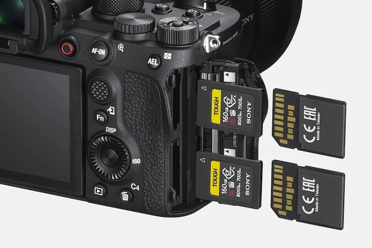 Sony A1 - Hỗ trợ 2 khe thẻ nhớ kép