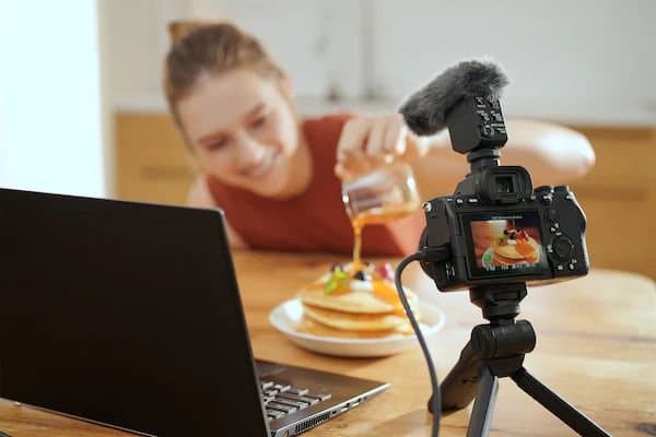 Máy ảnh sony a7m4 cho phép bạn phát trực tiếp một cách dễ dàng