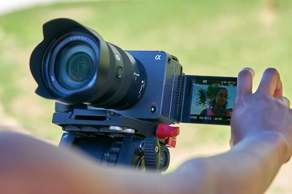 Sony FX30 sử dụng màn hình cảm ứng lớn 3 inch