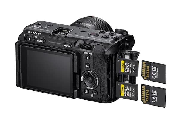Cine Camera tích hợp 2 khe cắm thẻ nhớ