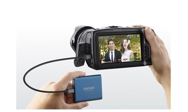 Pocket Cinema Camera 4K - nhiều cổng kết nối mở rộng