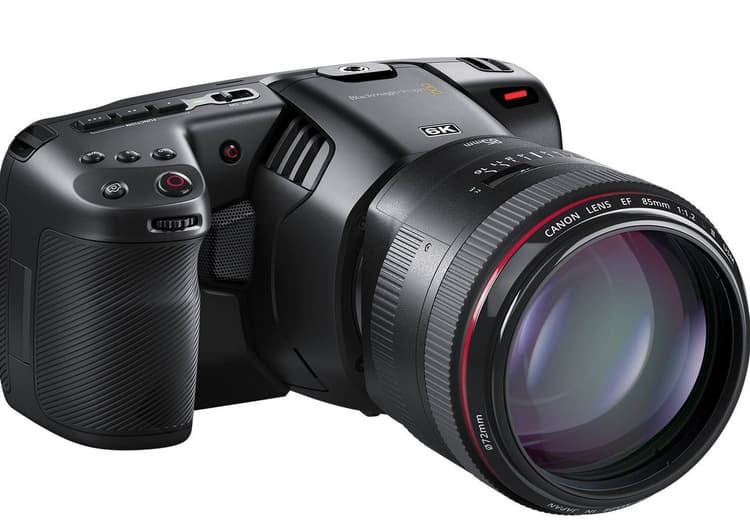 Blackmagic Design Pocket Cinema Camera 6K có báng cầm đa chức năng