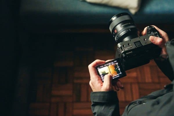 Sony FX3A sở hữu màn hình 3.0 inch, độ sáng 2.36M điểm và có khả năng xoay lật tùy chỉnh
