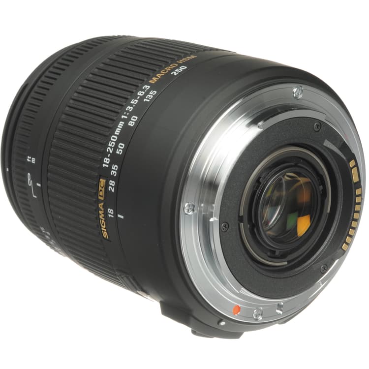 Sigma 18-250mm f3.5-6.3 DC Macro OS HSM có ngàm lưỡi lê làm bằng đồng thau giúp tăng độ bền