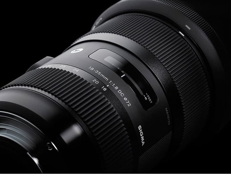 Sigma 18-35mm f/1.8 DC HSM là ống kính thu phóng thuộc dòng Zoom Art