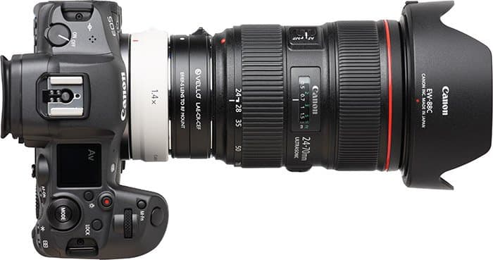 Canon Extender RF 1.4x được gắn giữa ống kính và máy ảnh