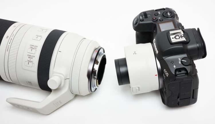 Canon Extender RF 2x được gắn giữa ống kính và máy ảnh