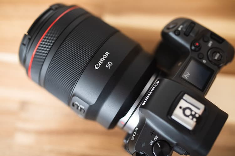 Canon RF 50mm f/1.2L USM thiết kế mạnh mẽ