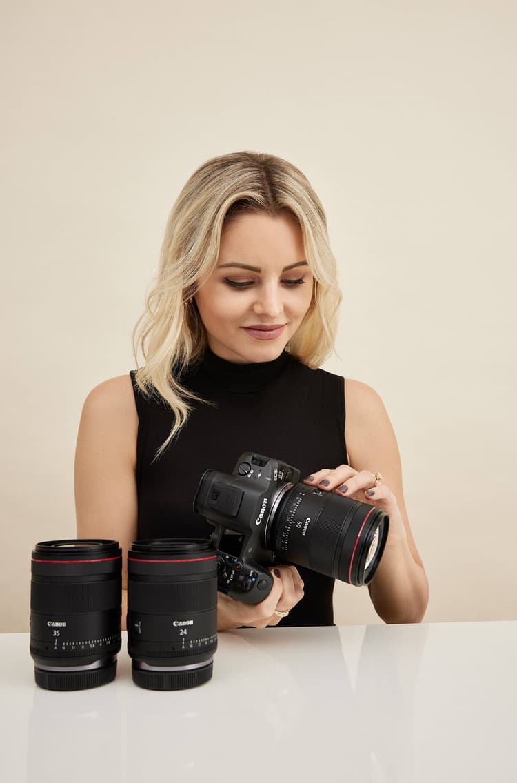 Khẩu độ lớn f/1.4 và thiết kế 11 lá khẩu tròn
