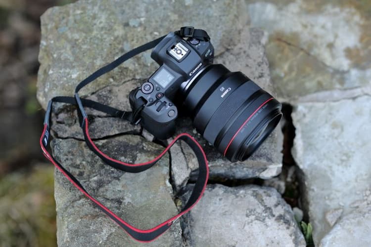 Thiết kế bền bỉ của ống kính Canon RF 85mm f/1.2L USM